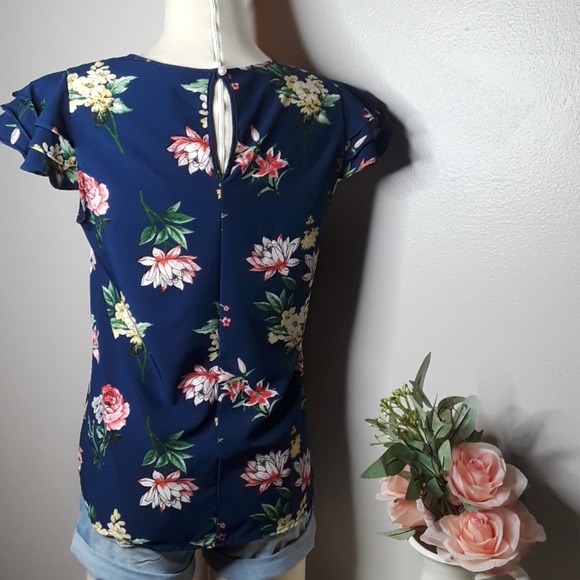 🌟Floral Navy blue top. - Picture 2 of 5